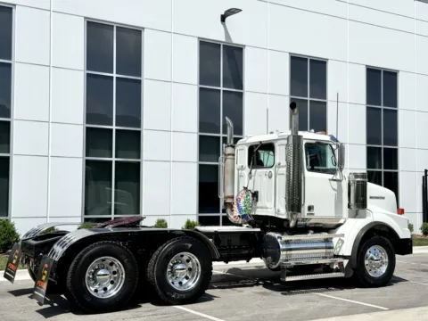More photos of 2015 WESTERN STAR 4900 at Forge Truck Centers - Illinois, IL
