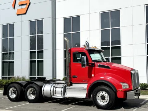 Photos of 2022 KENWORTH T880 for sale in New Lenox, IL at Forge Truck Centers - Illinois