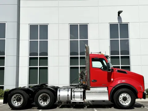 Another view of 2022 KENWORTH T880 for sale in New Lenox, IL at Forge Truck Centers - Illinois