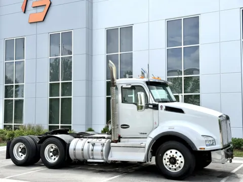 Photos of 2022 KENWORTH T880 for sale in New Lenox, IL at Forge Truck Centers - Illinois