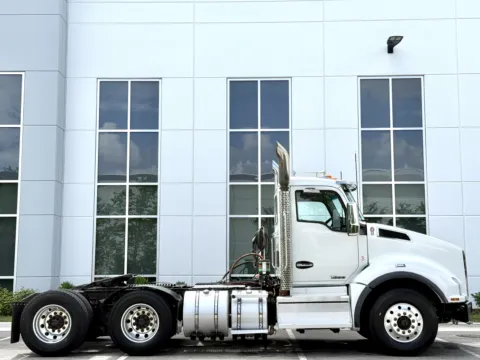 Another view of 2022 KENWORTH T880 for sale in New Lenox, IL at Forge Truck Centers - Illinois
