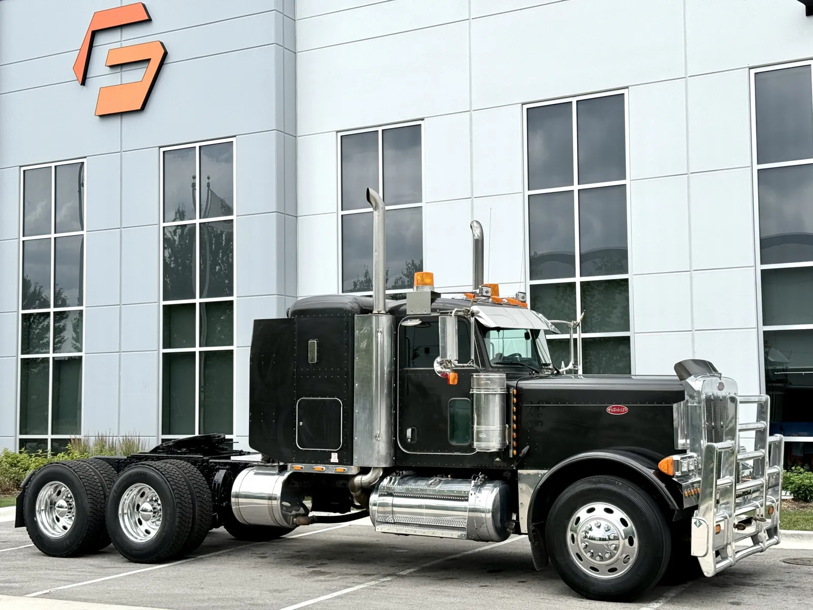2006 Peterbilt 379 in New Lenox, IL — photo 2