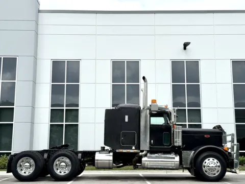 Another view of 2006 PETERBILT 379 for sale in New Lenox, IL at Forge Truck Centers - Illinois