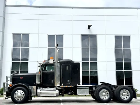 More photos of 2006 PETERBILT 379 at Forge Truck Centers - Illinois, IL