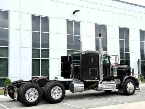 More photos of 2006 PETERBILT 379 at Forge Truck Centers - Illinois, IL