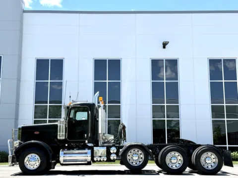 More photos of 2009 PETERBILT 388 at Forge Truck Centers - Illinois, IL