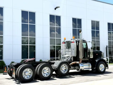More photos of 2009 PETERBILT 388 at Forge Truck Centers - Illinois, IL