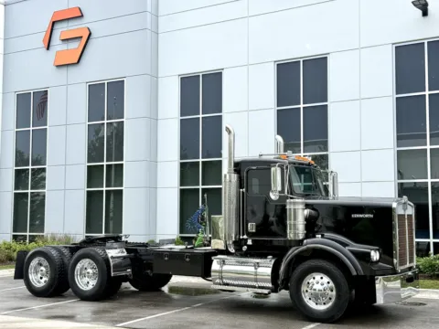 Photos of 2001 KENWORTH T800 for sale in New Lenox, IL at Forge Truck Centers - Illinois