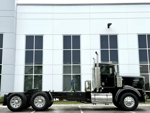Another view of 2001 KENWORTH T800 for sale in New Lenox, IL at Forge Truck Centers - Illinois