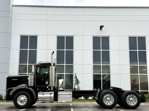 More photos of 2001 KENWORTH T800 at Forge Truck Centers - Illinois, IL