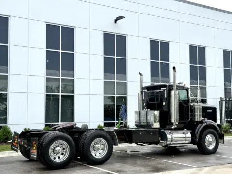 More photos of 2001 KENWORTH T800 at Forge Truck Centers - Illinois, IL