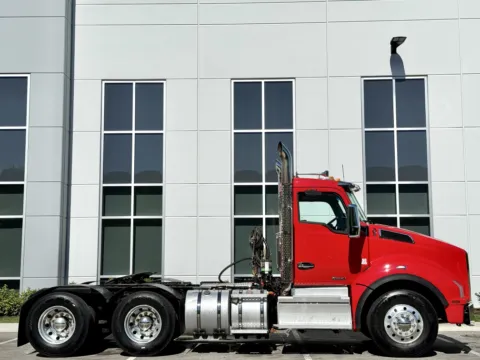 Another view of 2022 KENWORTH T880 for sale in New Lenox, IL at Forge Truck Centers - Illinois