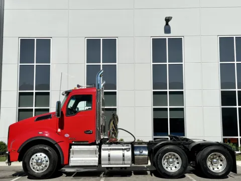 More photos of 2022 KENWORTH T880 at Forge Truck Centers - Illinois, IL