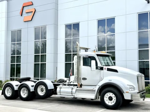 Photos of 2020 KENWORTH T880 for sale in New Lenox, IL at Forge Truck Centers - Illinois