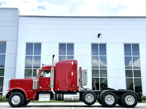 More photos of 2019 PETERBILT 389 at Forge Truck Centers - Illinois, IL
