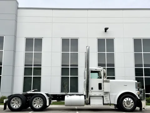 Another view of 2018 PETERBILT 389 for sale in New Lenox, IL at Forge Truck Centers - Illinois