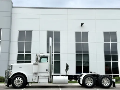 More photos of 2018 PETERBILT 389 at Forge Truck Centers - Illinois, IL
