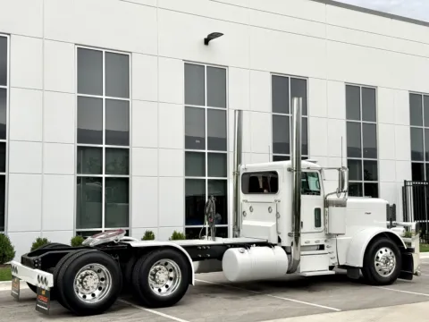 More photos of 2018 PETERBILT 389 at Forge Truck Centers - Illinois, IL