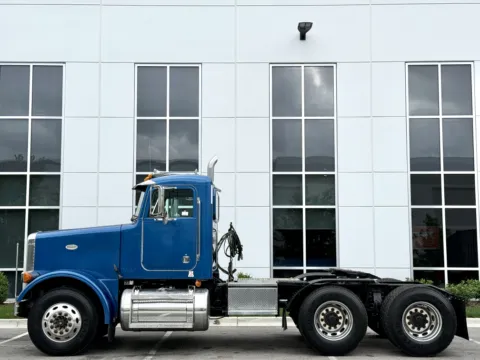 More photos of 1998 PETERBILT 378 at Forge Truck Centers - Illinois, IL