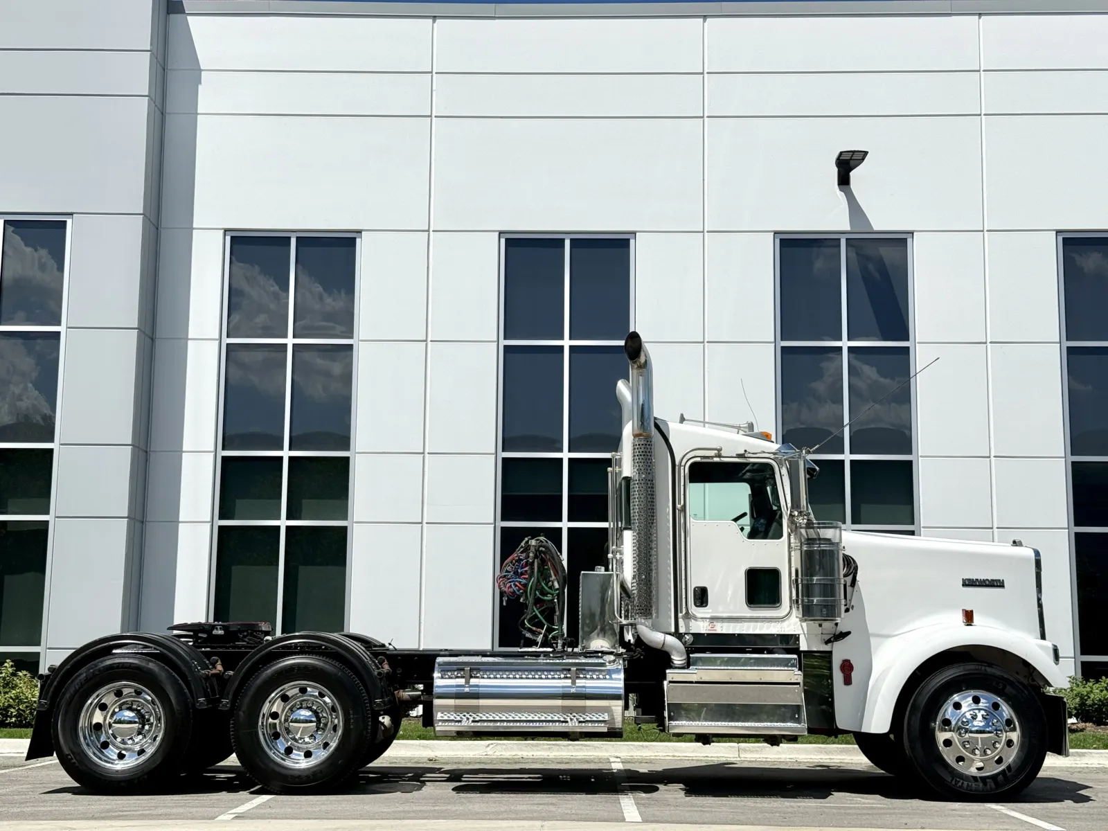 2023 Kenworth W900 in New Lenox, IL — photo 3