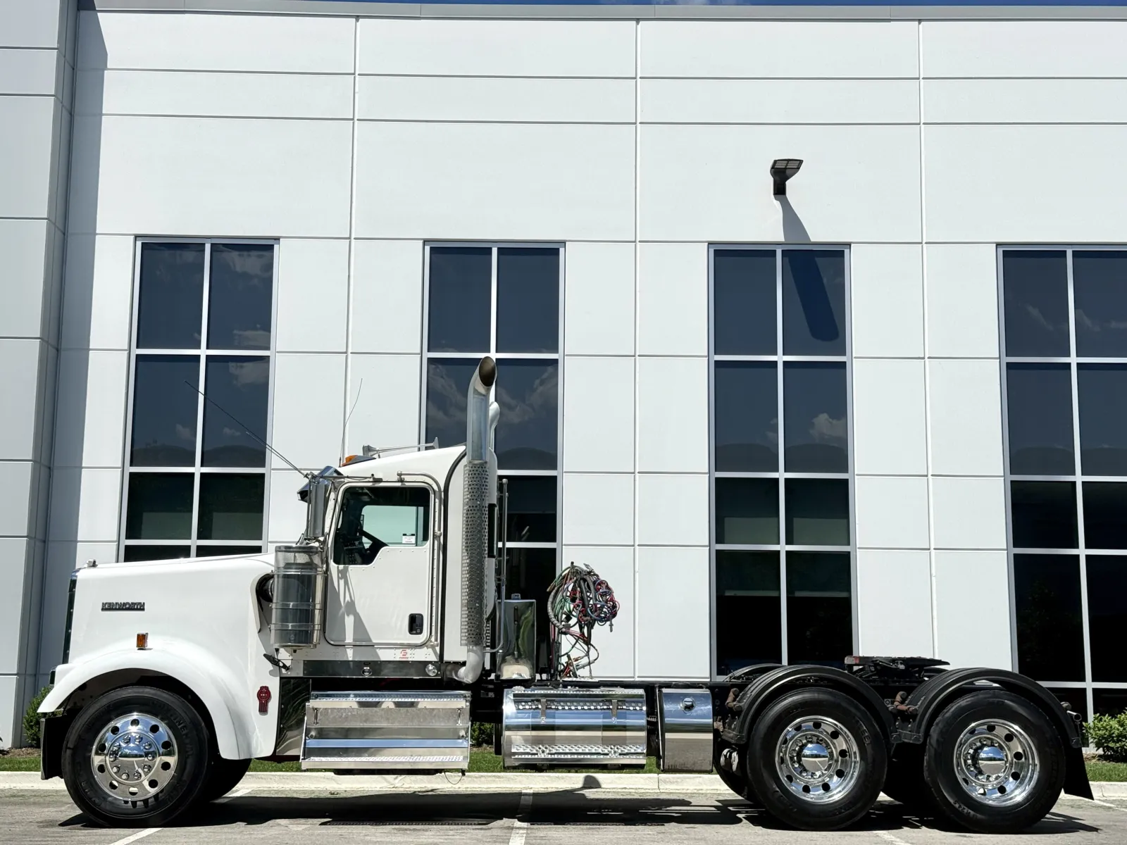 2023 Kenworth W900 in New Lenox, IL — photo 4