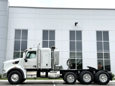 More photos of 2015 PETERBILT 567 at Forge Truck Centers - Illinois, IL