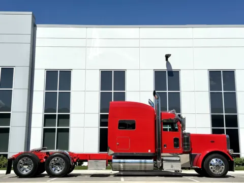 Another view of 2020 PETERBILT 389 for sale in New Lenox, IL at Forge Truck Centers - Illinois