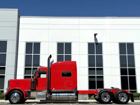 More photos of 2020 PETERBILT 389 at Forge Truck Centers - Illinois, IL
