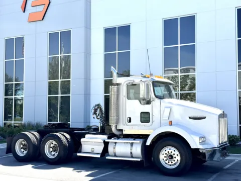 Photos of 2007 KENWORTH T800 for sale in New Lenox, IL at Forge Truck Centers - Illinois