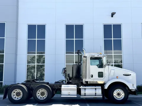 Another view of 2007 KENWORTH T800 for sale in New Lenox, IL at Forge Truck Centers - Illinois