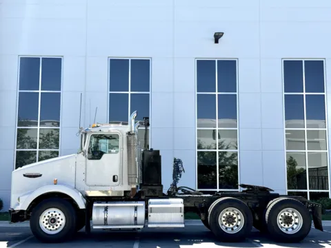 More photos of 2007 KENWORTH T800 at Forge Truck Centers - Illinois, IL