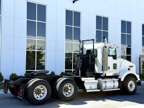 More photos of 2007 KENWORTH T800 at Forge Truck Centers - Illinois, IL