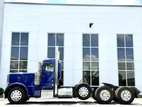 More photos of 2014 PETERBILT 389 at Forge Truck Centers - Illinois, IL