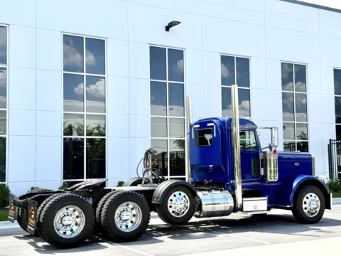 More photos of 2014 PETERBILT 389 at Forge Truck Centers - Illinois, IL