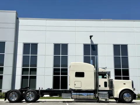 Another view of 2015 PETERBILT 389 for sale in New Lenox, IL at Forge Truck Centers - Illinois