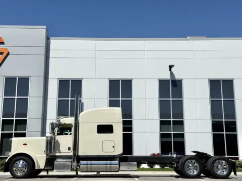 More photos of 2015 PETERBILT 389 at Forge Truck Centers - Illinois, IL