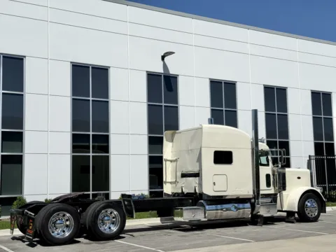 More photos of 2015 PETERBILT 389 at Forge Truck Centers - Illinois, IL
