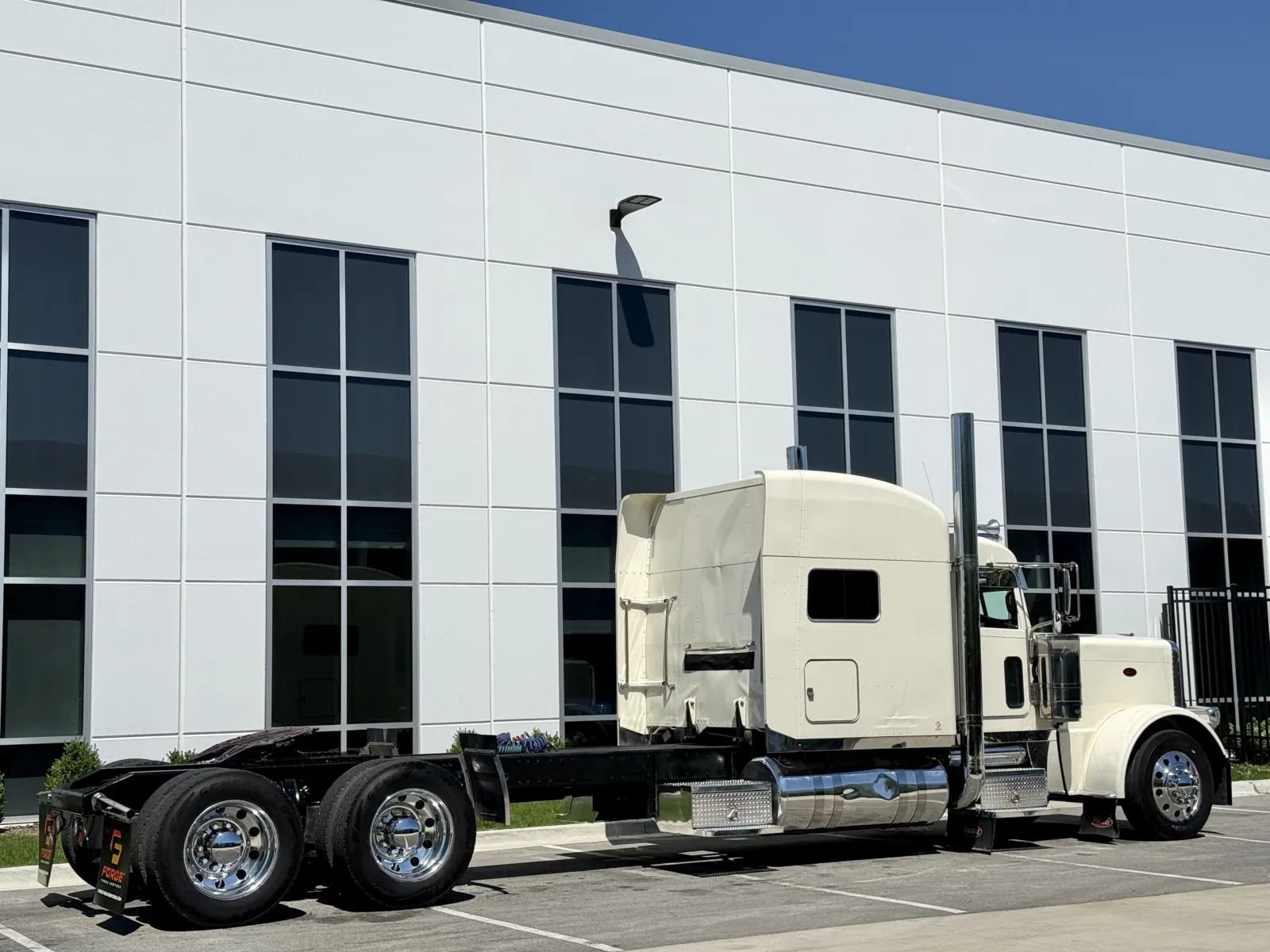 2015 Peterbilt 389 in New Lenox, IL — photo 5