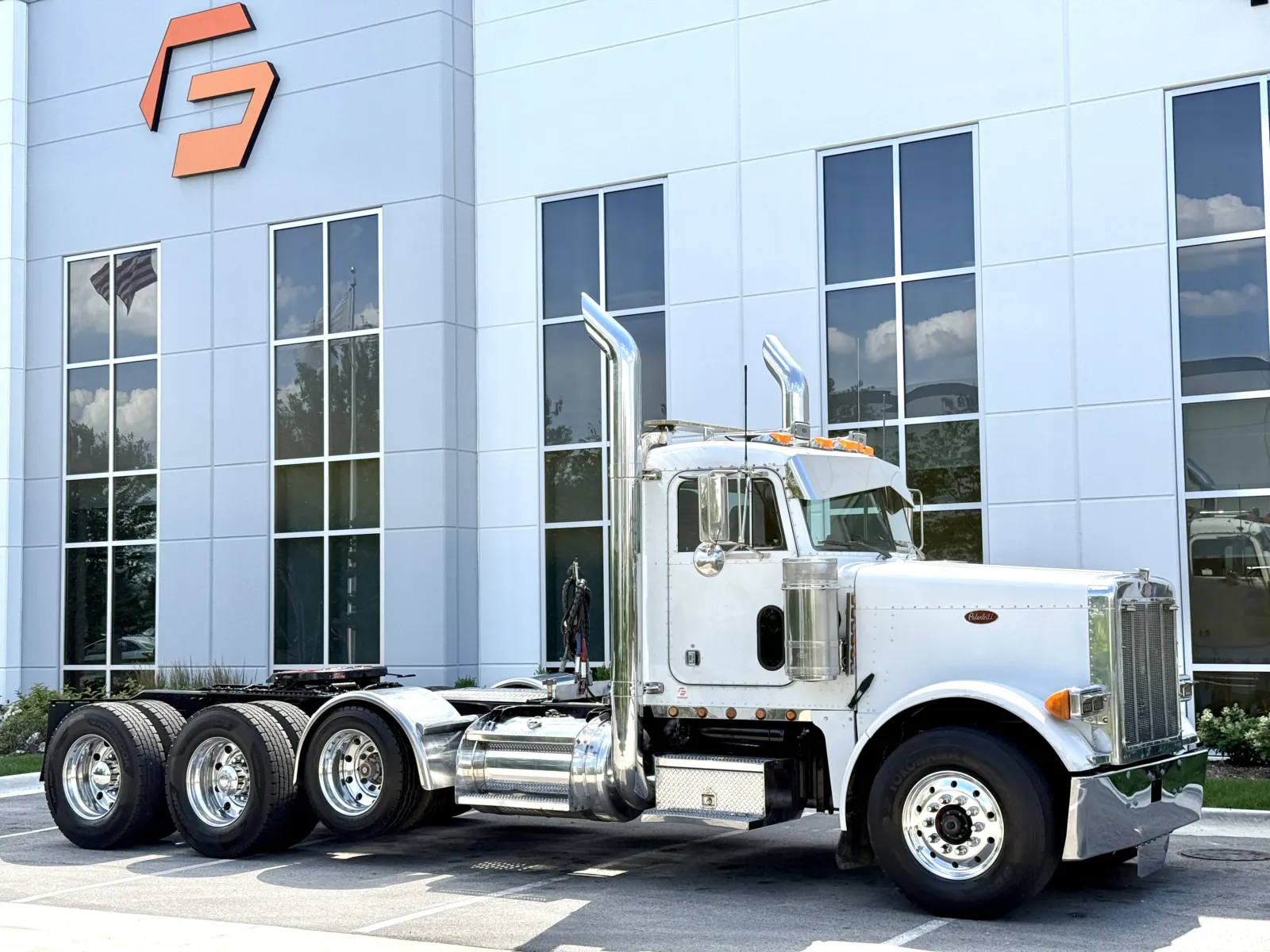 2000 Peterbilt 379 in New Lenox, IL — photo 2