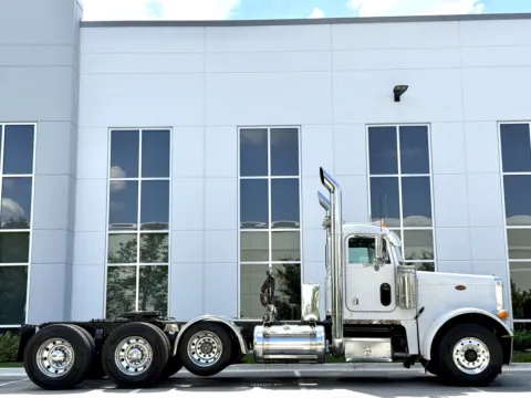 Another view of 2000 PETERBILT 379 for sale in New Lenox, IL at Forge Truck Centers - Illinois
