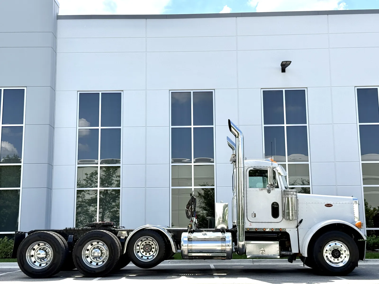 2000 Peterbilt 379 in New Lenox, IL — photo 3