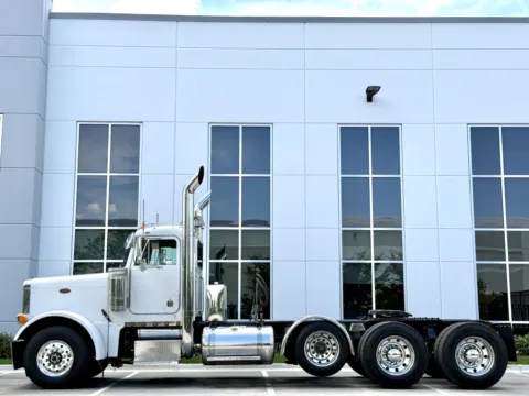More photos of 2000 PETERBILT 379 at Forge Truck Centers - Illinois, IL