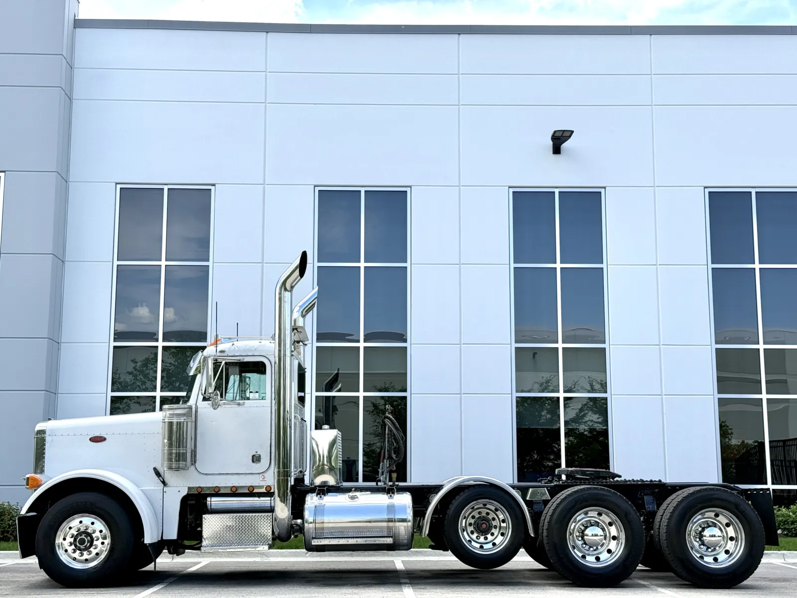 2000 Peterbilt 379 in New Lenox, IL — photo 4