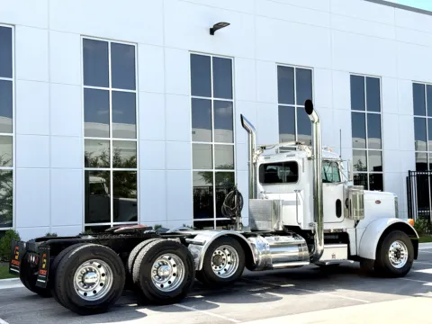 More photos of 2000 PETERBILT 379 at Forge Truck Centers - Illinois, IL
