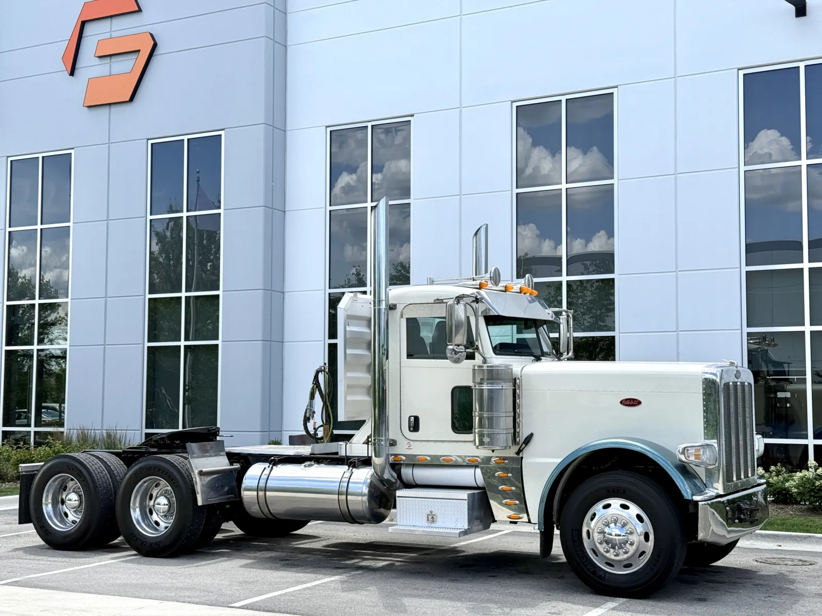 2018 Peterbilt 389 in New Lenox, IL — photo 2