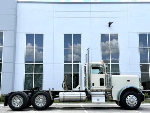 Another view of 2018 PETERBILT 389 for sale in New Lenox, IL at Forge Truck Centers - Illinois
