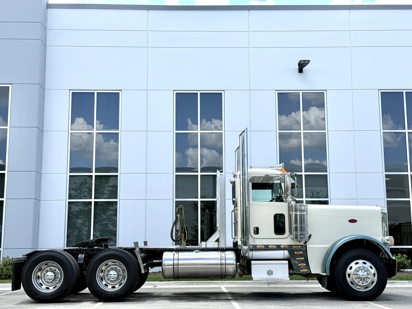 2018 Peterbilt 389 in New Lenox, IL — photo 3