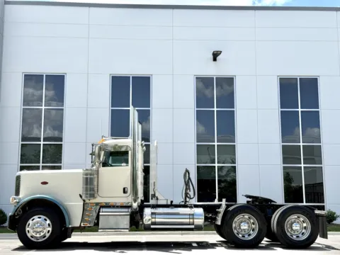 More photos of 2018 PETERBILT 389 at Forge Truck Centers - Illinois, IL