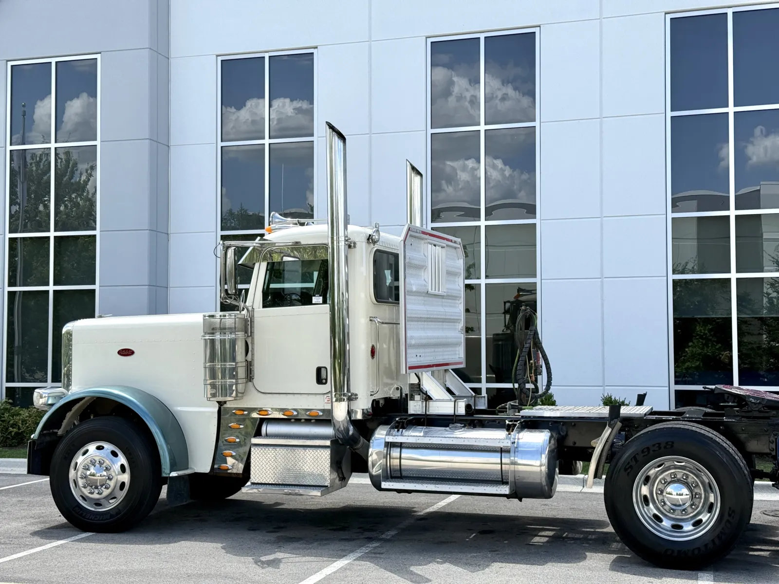 2018 Peterbilt 389 in New Lenox, IL — photo 8