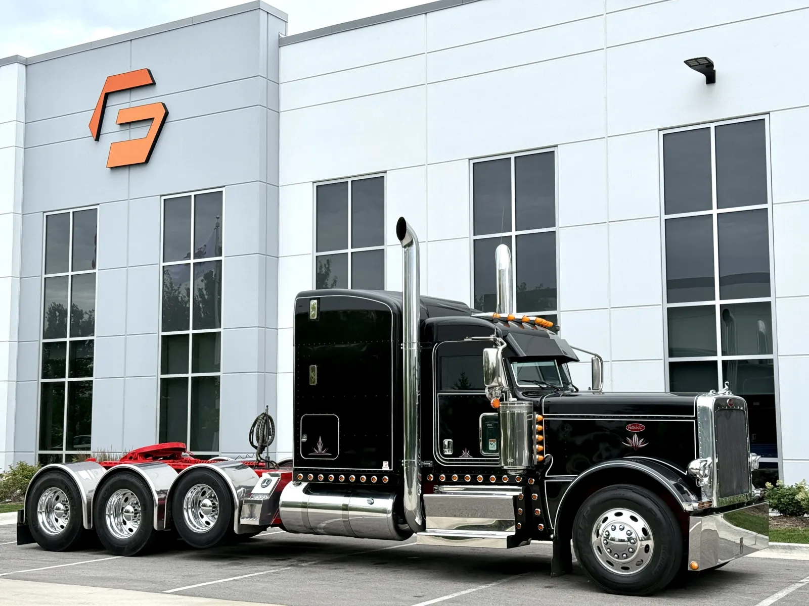 2019 Peterbilt 389 in New Lenox, IL — photo 2
